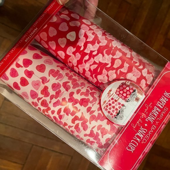 Cupcakes or Baking Cups for Small Cakes (100/Heart-Themed)(new) (party supplies) - Picture 10 of 14